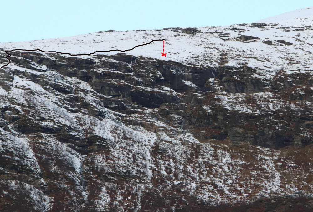 UNDER KANTEN: Et bilde tatt på et senere tidspunkt viser ruten vår i sort og fallet til Einar med stiplet rød linje. Like under kanten ventet et loddrett og fatalt fall på minst 30 meter. UNDER KANTEN: Et bilde tatt på et senere tidspunkt viser ruten vår i sort og fallet til Einar med stiplet rød linje. Like under kanten ventet et loddrett og fatalt fall på minst 30 meter.