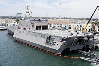 TIL KAI: USS Independence LCS 2 i ferd med å ta om bord en småbåt mens den ligger til kai ved USAs Navy Base i San Diego. Legg merke til hvor dominerende landingsdekket for helikoptrene er. TIL KAI: USS Independence LCS 2 i ferd med å ta om bord en småbåt mens den ligger til kai ved USAs Navy Base i San Diego. Legg merke til hvor dominerende landingsdekket for helikoptrene er.