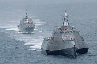 SPYDSPISS: Her er USS Independence LCS 1 og USS Freedom (bak) sammen under en øvelse utenfor kysten av California i 2012. Legg merke til den spesielt spisse baugen. Begge drives med vannjet. SPYDSPISS: Her er USS Independence LCS 1 og USS Freedom (bak) sammen under en øvelse utenfor kysten av California i 2012. Legg merke til den spesielt spisse baugen. Begge drives med vannjet.