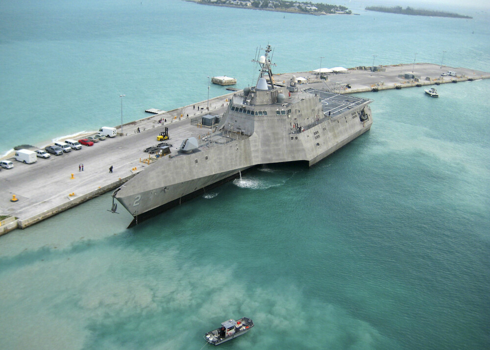ALUMINIUMSKROG: USS Independence på vei fra verftet til utprøving og testing ved Mole Pier at Naval Air Station Key West, på veien til hjemmehavnen i San Diego. ALUMINIUMSKROG: USS Independence på vei fra verftet til utprøving og testing ved Mole Pier at Naval Air Station Key West, på veien til hjemmehavnen i San Diego.