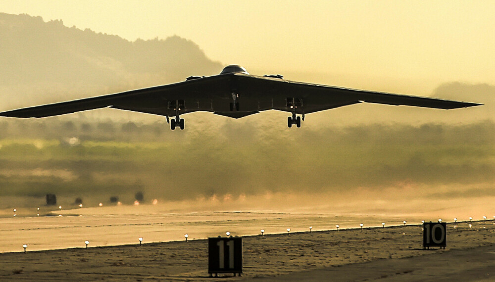 INSPIRASJON FOR 6. GENERSJONS KAMPFLY: B-2 Spirit-bomberen «Spirit of Kitty Hawk» tar av fra U.S. Air Force Plant 42 i Palmdale, California. Flyet er unektelig et mektig syn. Northrop Grumman forteller at sitt 6. generasjons kampfly vil ligne på det legendariske bombeflyet. INSPIRASJON FOR 6. GENERSJONS KAMPFLY: B-2 Spirit-bomberen «Spirit of Kitty Hawk» tar av fra U.S. Air Force Plant 42 i Palmdale, California. Flyet er unektelig et mektig syn. Northrop Grumman forteller at sitt 6. generasjons kampfly vil ligne på det legendariske bombeflyet.