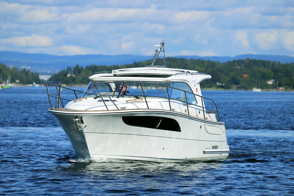 SMART BÅT: Marex 310 Sun Cruiser tar seg bra ut på vannet og har en svært praktisk tak- og kalesjeløsning. SMART BÅT: Marex 310 Sun Cruiser tar seg bra ut på vannet og har en svært praktisk tak- og kalesjeløsning.