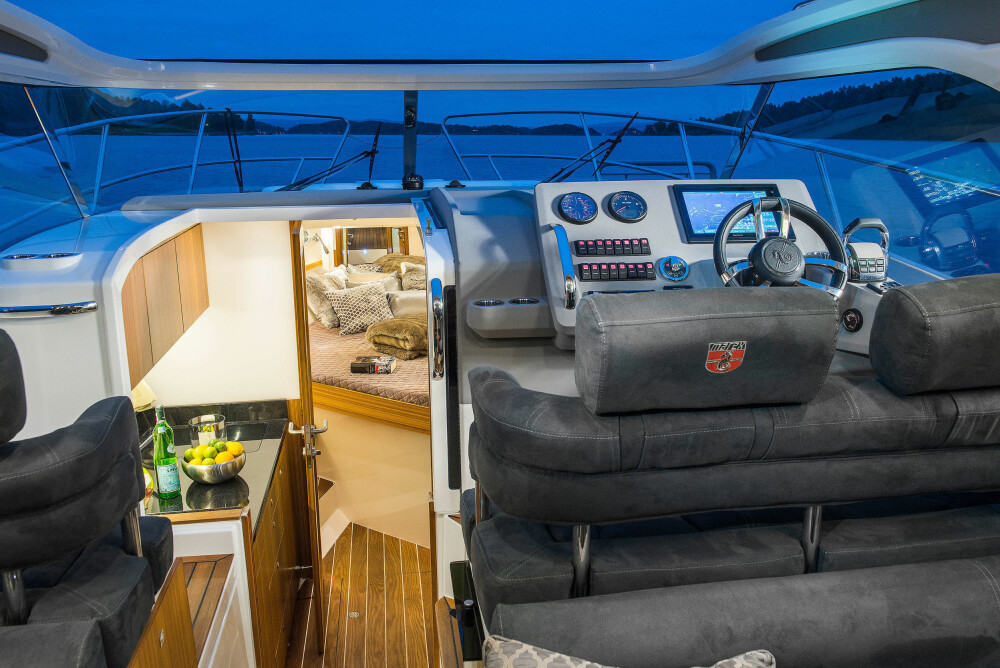 ÅPENT: Byssa ligger smart plassert mellom cockpit og lugarområdet. ÅPENT: Byssa ligger smart plassert mellom cockpit og lugarområdet.