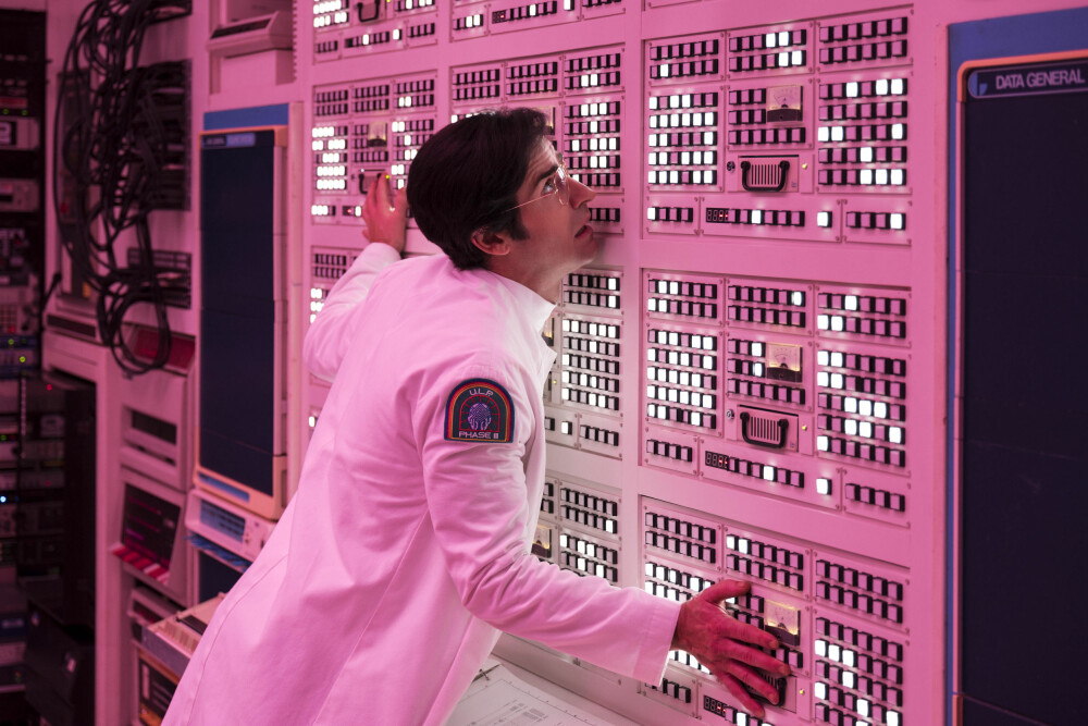 STJERNESPEKKET: Justin Theroux er blant skuespillerne som har en fremtredende rolle i «Maniac». De siste årene har han nok vært mest kjent for sin rolle i serien «The Leftovers». Her et bilde av Theroux fra «Maniac». STJERNESPEKKET: Justin Theroux er blant skuespillerne som har en fremtredende rolle i «Maniac». De siste årene har han nok vært mest kjent for sin rolle i serien «The Leftovers». Her et bilde av Theroux fra «Maniac».