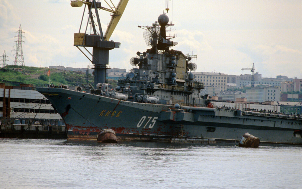 NORDFLÅTEN: Hangarskipet «Kiev» fotografert i 1990. Tilhørte Nordflåten og var blant annet flaggskip under storøvrelsen «Zapad-81». Etter Sovjetunionens fall ble det solgt til Kina i 1993 hvor det ble gjort om til en flytende fornøyelsespark. I 2011 ble det renovert og gjord om til luksushotell. NORDFLÅTEN: Hangarskipet «Kiev» fotografert i 1990. Tilhørte Nordflåten og var blant annet flaggskip under storøvrelsen «Zapad-81». Etter Sovjetunionens fall ble det solgt til Kina i 1993 hvor det ble gjort om til en flytende fornøyelsespark. I 2011 ble det renovert og gjord om til luksushotell.