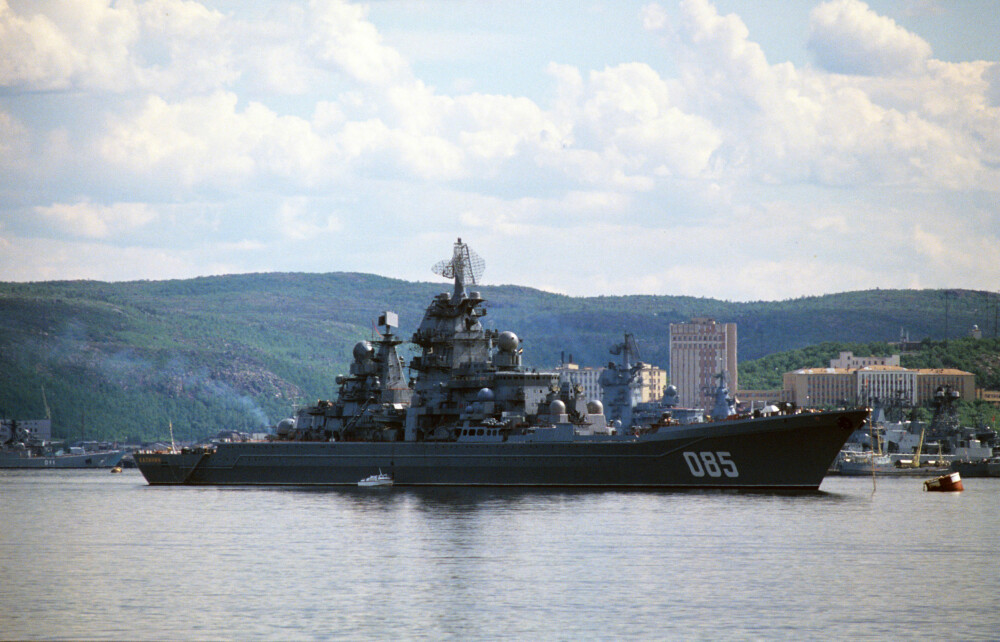FREMDELES OPERATIVT: Krysseren «Kalinin». Den tilhørte Nordflåten fra 1988, men ble lite brukt etter den kalde krigen og gikk i opplag i 1999. Nå er den imidlertid modernisert, har endret navn til «Admiral Nakhimov» og blir del av den russiske marinen som missilskip fra i år. Bildet er tatt i 1990. FREMDELES OPERATIVT: Krysseren «Kalinin». Den tilhørte Nordflåten fra 1988, men ble lite brukt etter den kalde krigen og gikk i opplag i 1999. Nå er den imidlertid modernisert, har endret navn til «Admiral Nakhimov» og blir del av den russiske marinen som missilskip fra i år. Bildet er tatt i 1990.