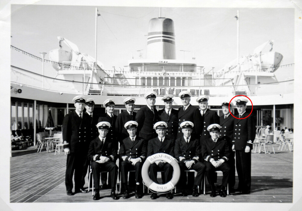 SPIONEN BLANT DEM: Ingen på gruppebildet av skipsoffiserene fra Sagafjord visste at Jean Sissener (lengst t.h.) tok bilder i smug for norsk etterretning. I dag bor Sissener i Houston, USA. SPIONEN BLANT DEM: Ingen på gruppebildet av skipsoffiserene fra Sagafjord visste at Jean Sissener (lengst t.h.) tok bilder i smug for norsk etterretning. I dag bor Sissener i Houston, USA.