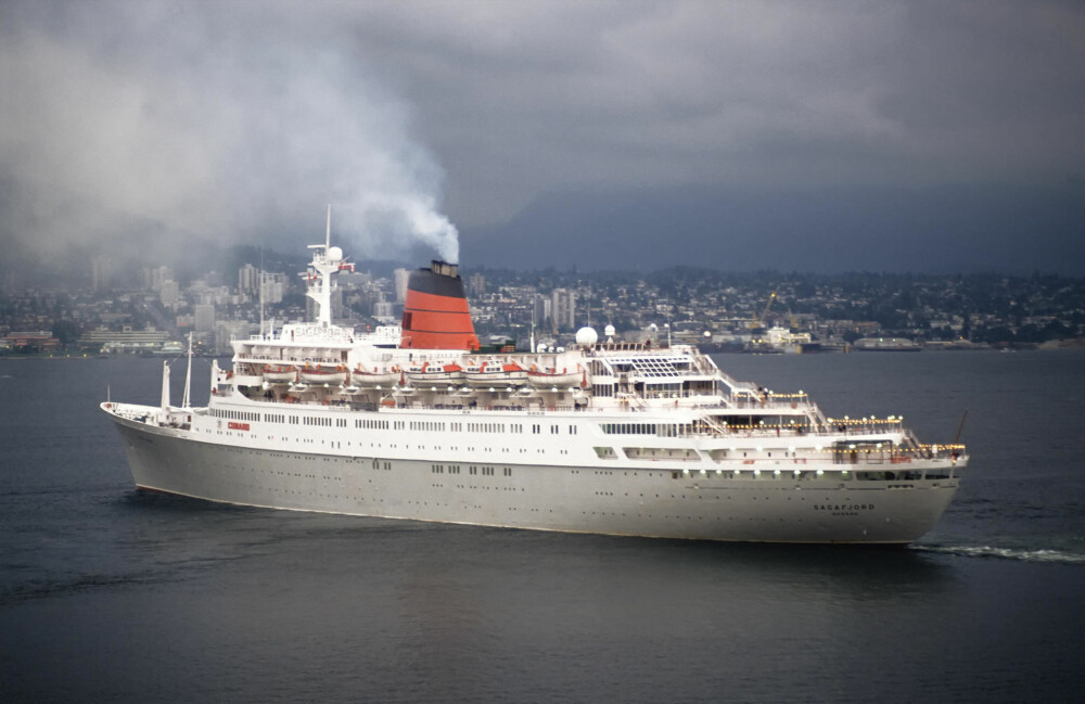 SPIONSKIP: Amerikabåten Sagafjord gikk i cruisefart i Baltikum sommerstid. Toppen av radarmasten var perfekt til å fotografere fra. SPIONSKIP: Amerikabåten Sagafjord gikk i cruisefart i Baltikum sommerstid. Toppen av radarmasten var perfekt til å fotografere fra.