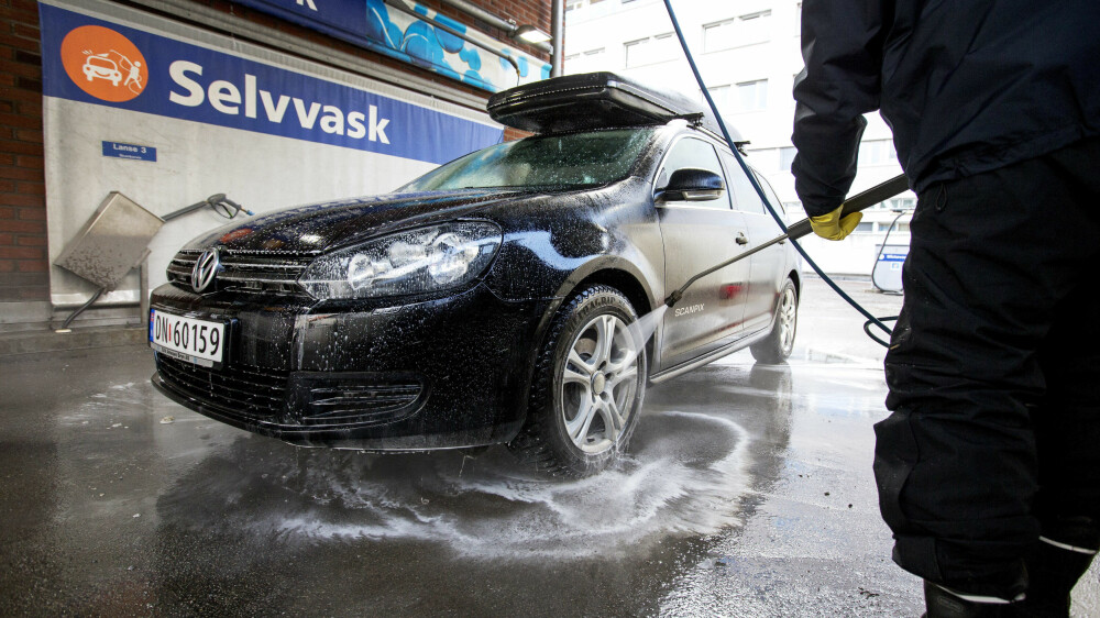 RENS FELGENE: Når du først er i gang, er det også veldig smart å gi felgene en skikkelig omgang. Her får du kjøpt egen felgrens som er svært effektiv. RENS FELGENE: Når du først er i gang, er det også veldig smart å gi felgene en skikkelig omgang. Her får du kjøpt egen felgrens som er svært effektiv.