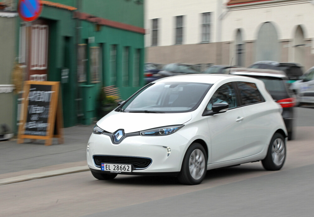 SJELDEN: 40 kWh-utgaven av Renault Zoe har bra rekkevidde, koster rundt 240.000 som brukt. Dessverre kun semihurtig lading og foreløpig få biler i markedet. SJELDEN: 40 kWh-utgaven av Renault Zoe har bra rekkevidde, koster rundt 240.000 som brukt. Dessverre kun semihurtig lading og foreløpig få biler i markedet.