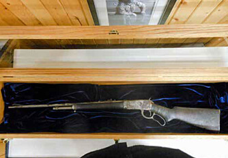 PÅ MUSEUM: Hjalmar Dales Remington 30-30 er nå utstilt på museet i Norman Wells i Canada. Med dette våpnet felte han både caribou, elg og bjørn. PÅ MUSEUM: Hjalmar Dales Remington 30-30 er nå utstilt på museet i Norman Wells i Canada. Med dette våpnet felte han både caribou, elg og bjørn.