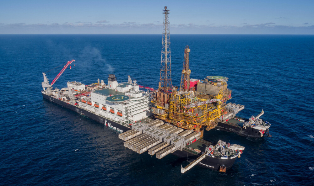 TUNGVEKTER: «Pioneering Spirit» er verdens største skip. Fotavtrykket til de to skrogene er på 47 mål. Bildet ble tatt i april da den fjernet den 24 000 tonn tunge Brent Delta-plattformen. TUNGVEKTER: «Pioneering Spirit» er verdens største skip. Fotavtrykket til de to skrogene er på 47 mål. Bildet ble tatt i april da den fjernet den 24 000 tonn tunge Brent Delta-plattformen.