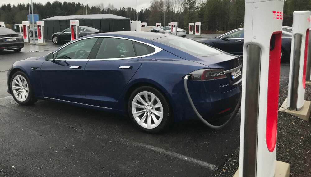 Tesla var selve Ventelistemerket i Norge i flere år, etter lanseringen av først Model S, så Model X. Men nå er dette modeller du kan få nærmeste "på dagen". Tesla var selve Ventelistemerket i Norge i flere år, etter lanseringen av først Model S, så Model X. Men nå er dette modeller du kan få nærmeste "på dagen".