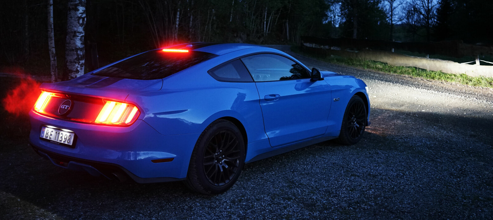 <b>TRE RIBBER:</b> Også 2017-Mustangen har de klassiske familietrekkene: Lykter med tre ribber, rundt merke mellom dem, fastback, sinte hovedlykter og søte små lykter under – og hesten i grillen. <b>TRE RIBBER:</b> Også 2017-Mustangen har de klassiske familietrekkene: Lykter med tre ribber, rundt merke mellom dem, fastback, sinte hovedlykter og søte små lykter under – og hesten i grillen.