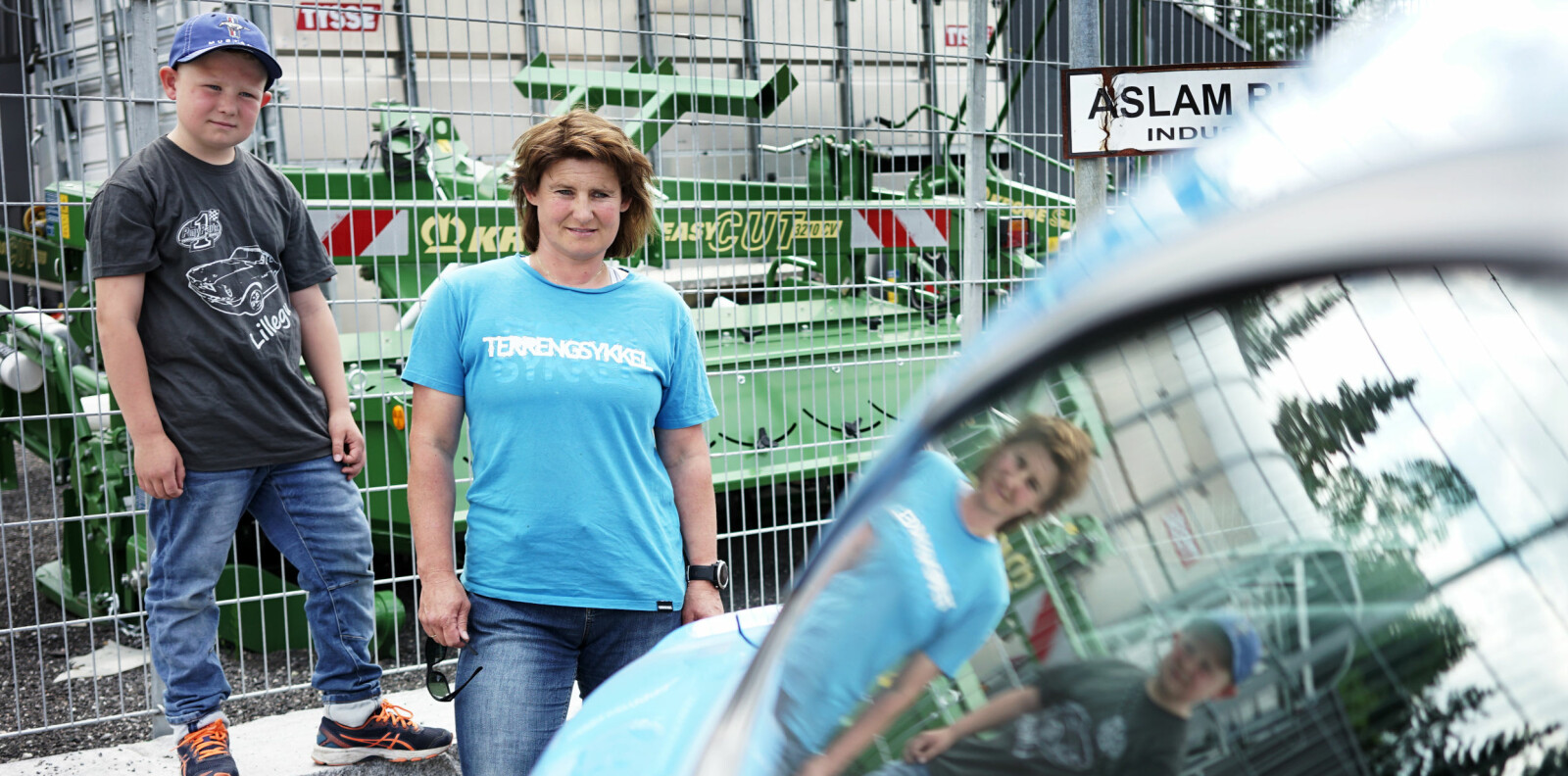<b>SPARING IGANGSATT: </b>Ole Kristian Hennum (8) og mamma Astrid er begeistret for Mustang. Hun sjekker priser, han sparer. Om ti år får han lappen. <b>SPARING IGANGSATT: </b>Ole Kristian Hennum (8) og mamma Astrid er begeistret for Mustang. Hun sjekker priser, han sparer. Om ti år får han lappen.