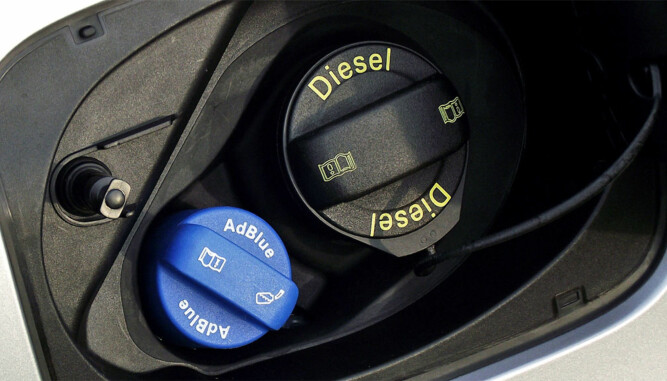 <b>ADBLUE: </b>Ofte sitter påfyllingen sammen med dieselpåfyllingen, men ikke alltid. <b>ADBLUE: </b>Ofte sitter påfyllingen sammen med dieselpåfyllingen, men ikke alltid.