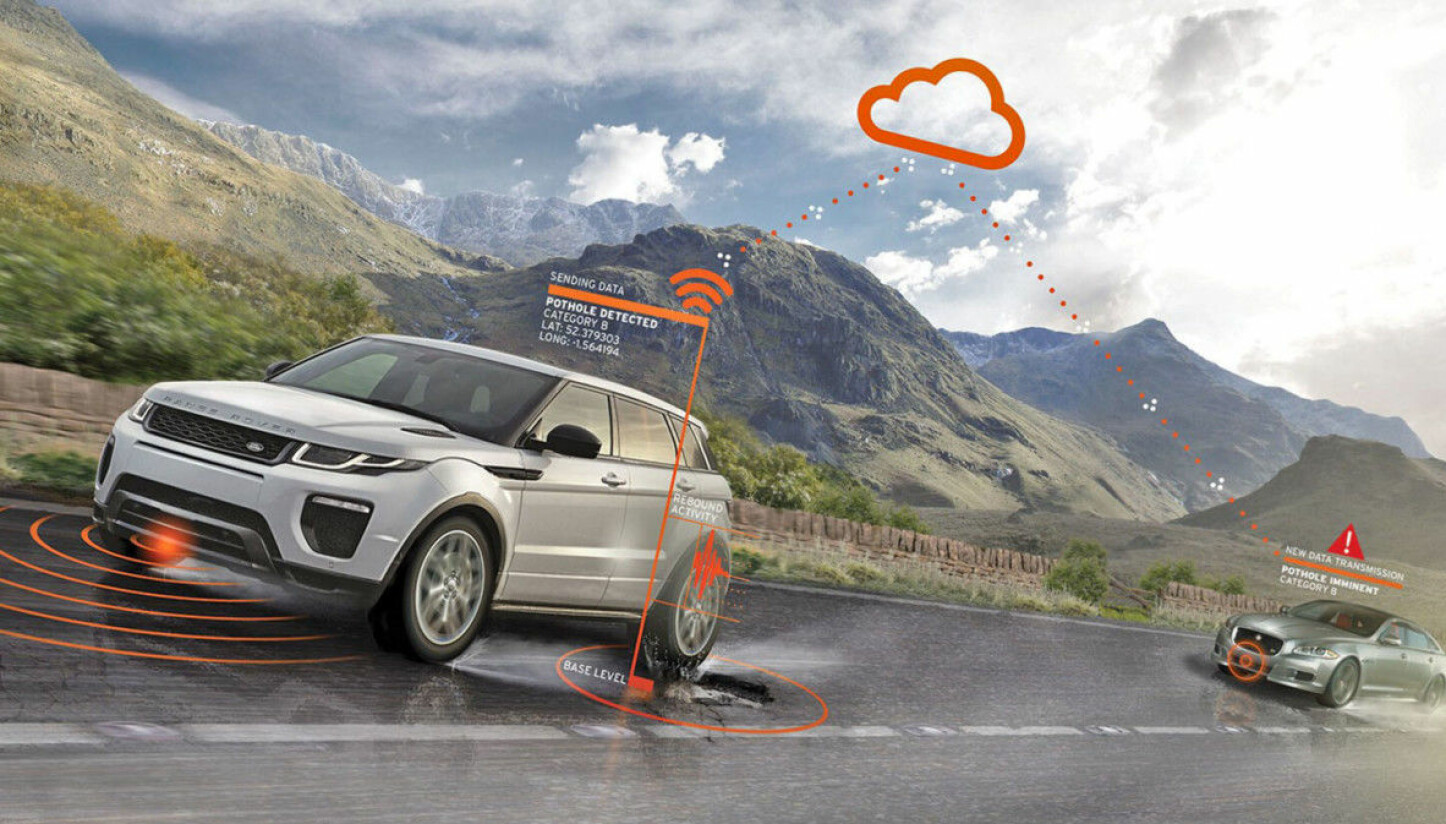 <b>FREMTIDEN: </b>
Flere bilprodusenter tester ut systemer der bilene samler inn informasjon og deler den med andre. Nå har Jaguar Land Rover et prøveprosjekt der informasjon om veistandarden også blir rapport direkte til de som har ansvaret for å vedlikeholde veiene. <b>FREMTIDEN: </b>
Flere bilprodusenter tester ut systemer der bilene samler inn informasjon og deler den med andre. Nå har Jaguar Land Rover et prøveprosjekt der informasjon om veistandarden også blir rapport direkte til de som har ansvaret for å vedlikeholde veiene.