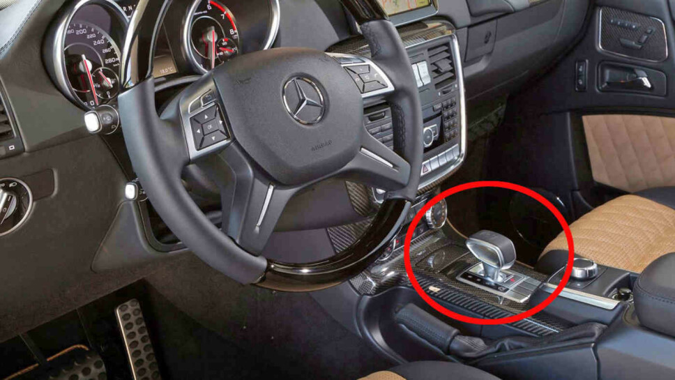 Her bør du tydeligvis tenke deg litt om før du tråkker inn gassen med girkassen i revers, det kan nemlig gå i overkant fort. Mercedes kaller derfor tilbake denne G-klassen i USA. Her bør du tydeligvis tenke deg litt om før du tråkker inn gassen med girkassen i revers, det kan nemlig gå i overkant fort. Mercedes kaller derfor tilbake denne G-klassen i USA.