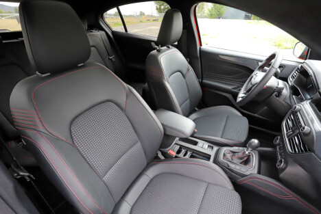 <b>STYLING:</b> Delskinn og røde sømmer i Focus ST-Line. Vil passe fint sammen med en litt kraftigere motor. <b>STYLING:</b> Delskinn og røde sømmer i Focus ST-Line. Vil passe fint sammen med en litt kraftigere motor.