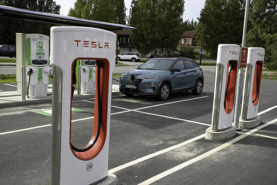 <b>STØTTEKONTAKT:</b> På Lampeland går vi inn for en liten strømpåfylling. I ettertid viser deg seg at vi hadde klart oss uten. Og Kona Electric behøver ikke skjemmes over rekkevidden selv ved en Tesla-stasjon. <b>STØTTEKONTAKT:</b> På Lampeland går vi inn for en liten strømpåfylling. I ettertid viser deg seg at vi hadde klart oss uten. Og Kona Electric behøver ikke skjemmes over rekkevidden selv ved en Tesla-stasjon.