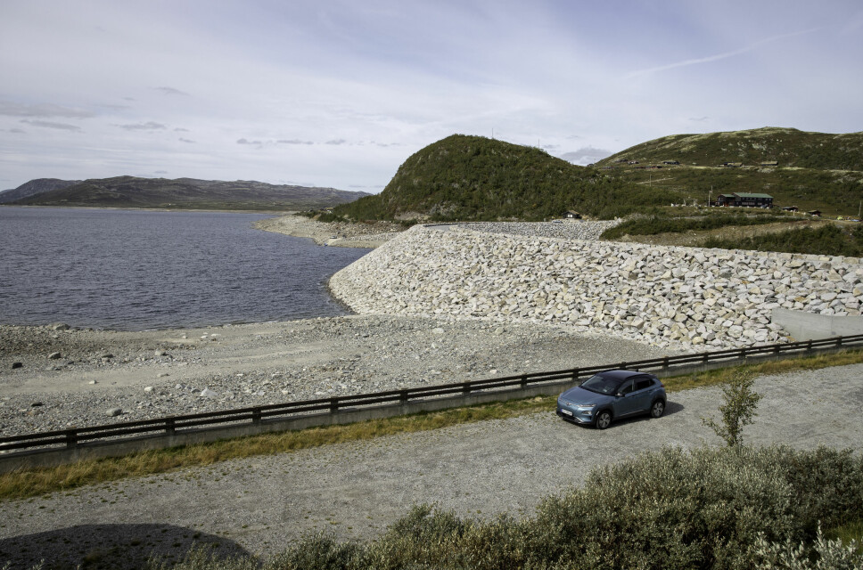 <b>HØYT OPP: </b>Fra Austbygdi til Imingfjell stiger veien fra ca. 200 til 1150 moh. Men stor batteripakke holder høydeskrekken på avstand. Sønstevatn dam må nok få opp nivået i vannmagasinet om det skal bli elbilkraft i vinter. <b>HØYT OPP: </b>Fra Austbygdi til Imingfjell stiger veien fra ca. 200 til 1150 moh. Men stor batteripakke holder høydeskrekken på avstand. Sønstevatn dam må nok få opp nivået i vannmagasinet om det skal bli elbilkraft i vinter.