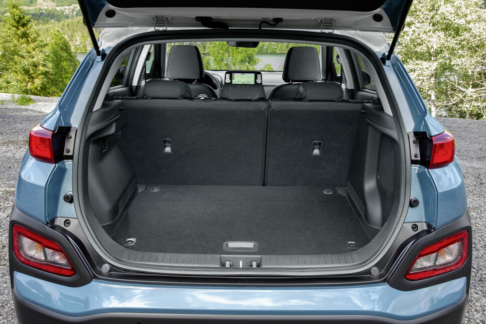 <b>TYPISK: </b>Bagasjerommet har format som forventet når bilen kun er 4,18 meter lang. Drøyt 330 liter i normalposisjon er ikke noe for barnefamilien. <b>TYPISK: </b>Bagasjerommet har format som forventet når bilen kun er 4,18 meter lang. Drøyt 330 liter i normalposisjon er ikke noe for barnefamilien.