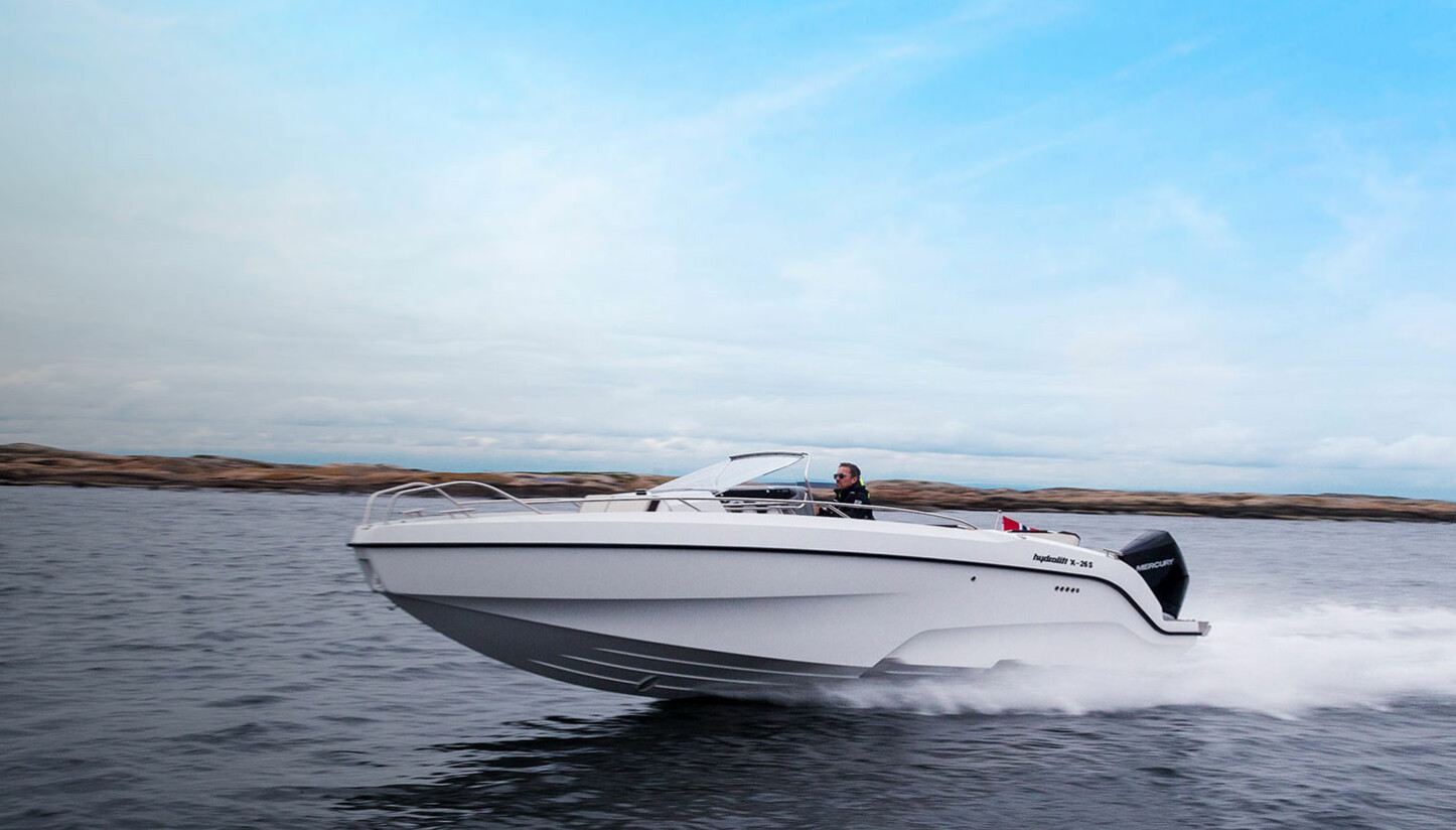 MER FOLKELIG: X-serien er Hydrolifts serieproduserte båter, i motsetning til Signature-modellene. X-serien ble introdusert i fjor med X-22. Nå har den fått en storebror i form av X-26. MER FOLKELIG: X-serien er Hydrolifts serieproduserte båter, i motsetning til Signature-modellene. X-serien ble introdusert i fjor med X-22. Nå har den fått en storebror i form av X-26.