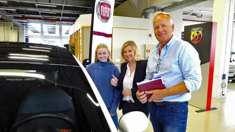 Ane og Bente Uglem, sammen med bilselger Svend Dahle hos Autovia i Bærum som leverte ut Fiaten med EV 10000. Ane og Bente Uglem, sammen med bilselger Svend Dahle hos Autovia i Bærum som leverte ut Fiaten med EV 10000.
