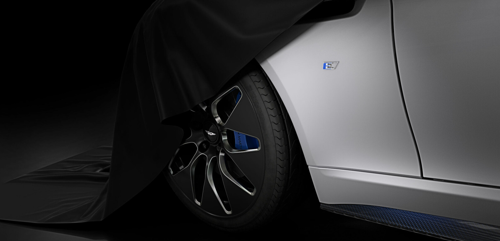 <b>RAPIDE E: </b>Dette er det første bildet Aston Martin har sluppet av sin kommende elbil Rapide E. Navnet på elbilen hinter om at bilen designmessig vil hvile på søsterbilen Rapide S. <b>RAPIDE E: </b>Dette er det første bildet Aston Martin har sluppet av sin kommende elbil Rapide E. Navnet på elbilen hinter om at bilen designmessig vil hvile på søsterbilen Rapide S.