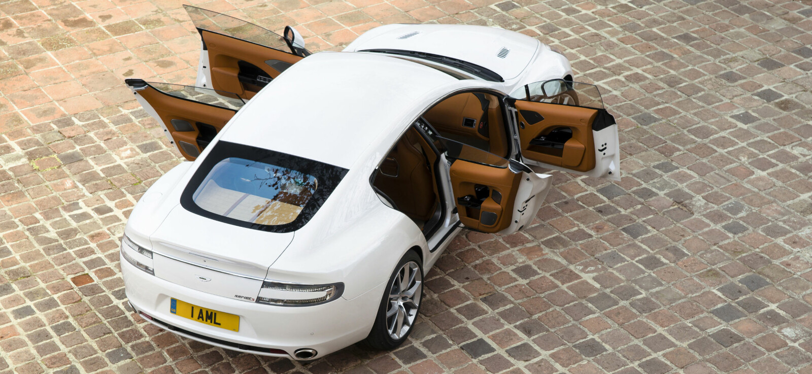 <b>RAPIDE S:</b> Slik ser Rapide S ut i 2018. Her er står lukus i førersetet. Det vil overraske oss om elbilen Rapide E havner langt unna dette designmessig <b>RAPIDE S:</b> Slik ser Rapide S ut i 2018. Her er står lukus i førersetet. Det vil overraske oss om elbilen Rapide E havner langt unna dette designmessig