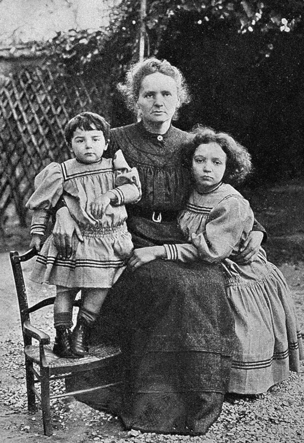 Mor og døtre. Marie Curie og ektemannen Pierre fikk to døtre, Eva (t.v.) og Irene. Et tredje barn døde før fødselen. Mor og døtre. Marie Curie og ektemannen Pierre fikk to døtre, Eva (t.v.) og Irene. Et tredje barn døde før fødselen.