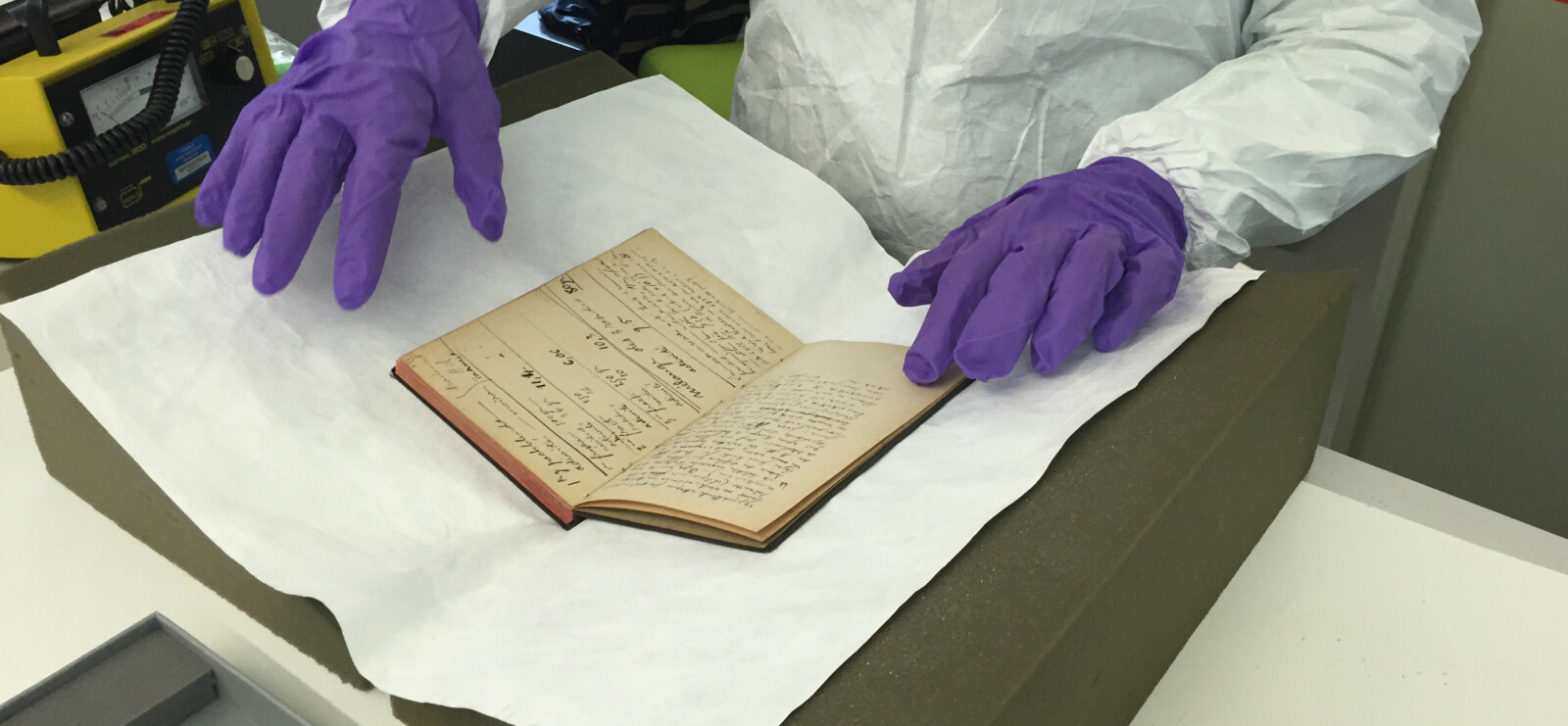 <b>DØDELIG:</b> Forfatteren døde for 84 år siden, men notatboken til Marie Curie er fortsatt så radioaktiv at man må bruke verneutstyr om man vil studere notatene. <b>DØDELIG:</b> Forfatteren døde for 84 år siden, men notatboken til Marie Curie er fortsatt så radioaktiv at man må bruke verneutstyr om man vil studere notatene.