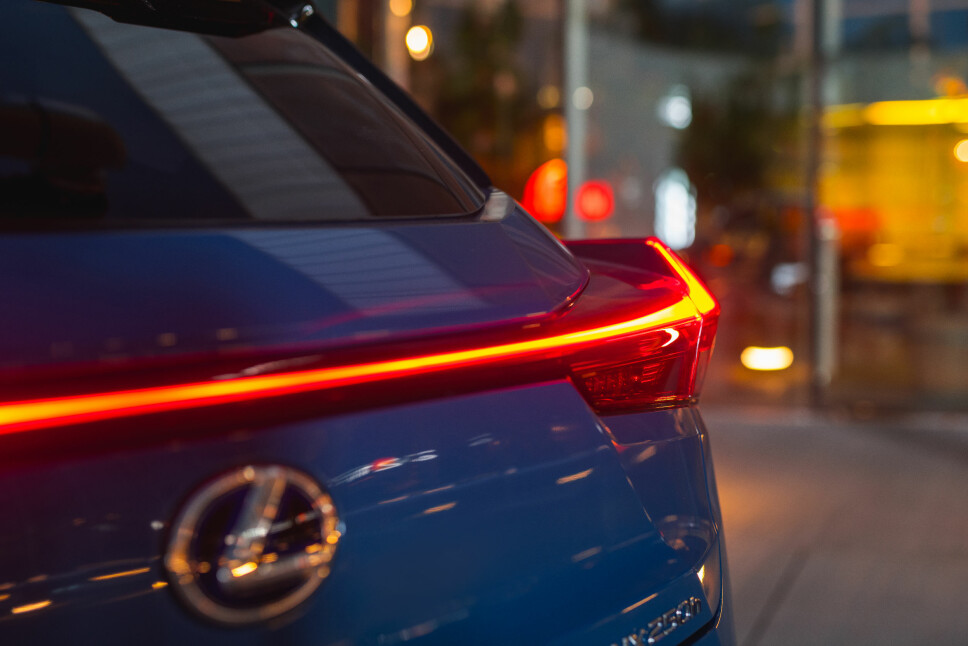 <b>NATTENS DRONNING: </b>Dekorlys skal gjøre Lexus UX attraktiv når kveldsmørket senker seg over byen. <b>NATTENS DRONNING: </b>Dekorlys skal gjøre Lexus UX attraktiv når kveldsmørket senker seg over byen.