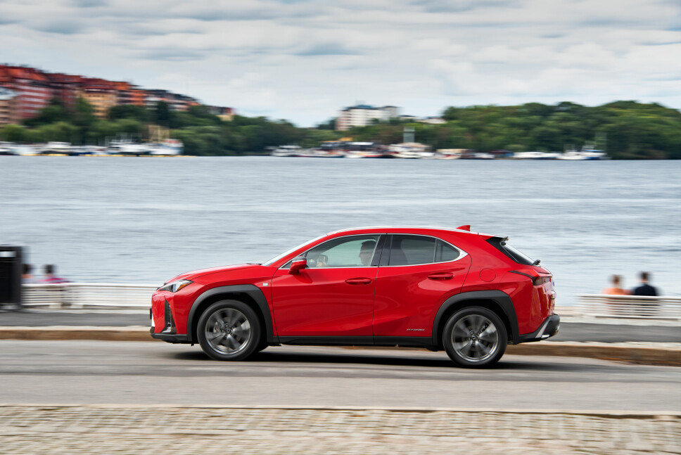 <b>F-SPORT:</b> Som andre Lexus-modeller får UX-serien en mer sportslig utstyrsversjon, med blant annet større 18-tommers hjul. <b>F-SPORT:</b> Som andre Lexus-modeller får UX-serien en mer sportslig utstyrsversjon, med blant annet større 18-tommers hjul.