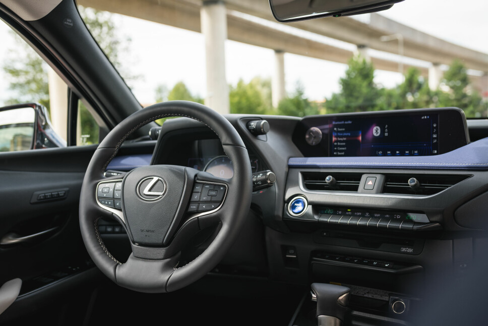 <b>ANNERLEDES:</b> Kantete design og mange framspring skiller Lexus fra mange av konkurrentene innvendig. <b>ANNERLEDES:</b> Kantete design og mange framspring skiller Lexus fra mange av konkurrentene innvendig.