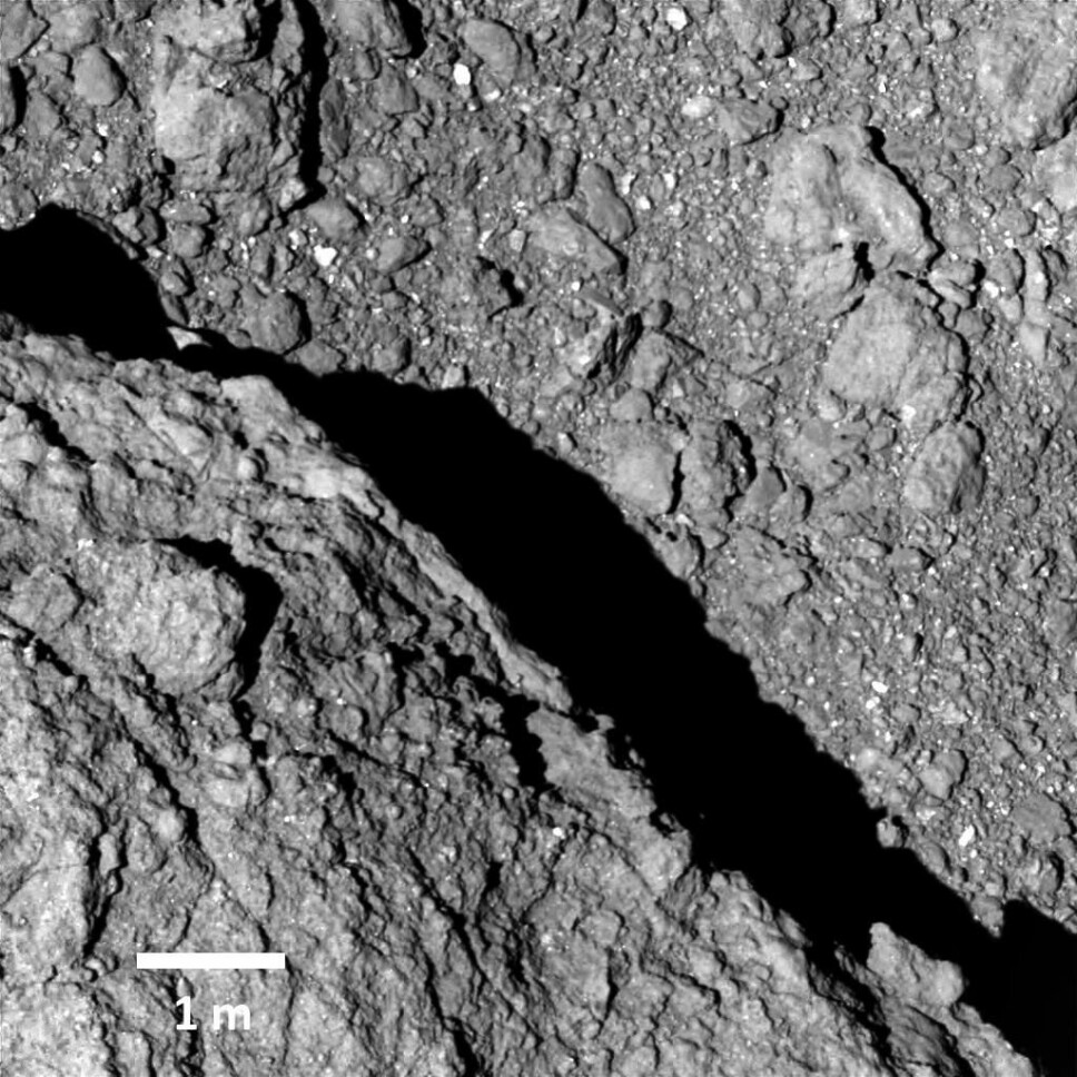 Dette bildet av asteroiden Ryugu ble tatt 64 meter over overflaten. Bildet er tatt av romsonden, ikke bilene på asteroiden. Dette bildet av asteroiden Ryugu ble tatt 64 meter over overflaten. Bildet er tatt av romsonden, ikke bilene på asteroiden.