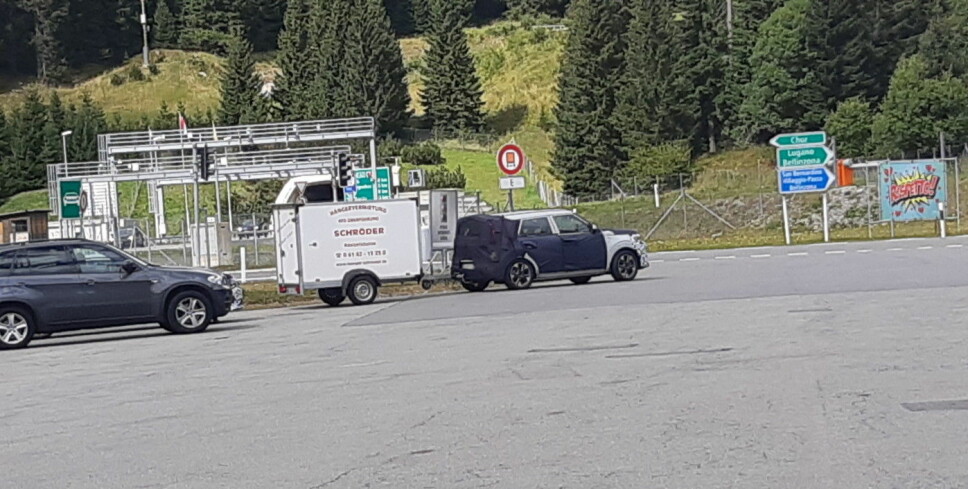 Her kjører den kamuflerte bilen avgårde med hengeren. Her kjører den kamuflerte bilen avgårde med hengeren.