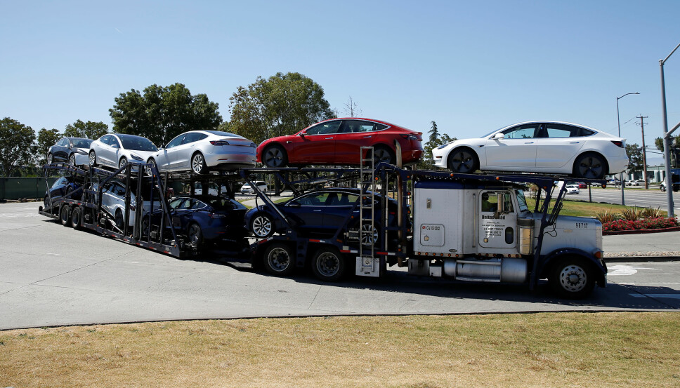 <b>MODEL 3: </b>Produksjonen av Teslas Model 3 har møtt på en rekke utfordringer. Men nå kan i alle fall noen av disse være løst. Her forlater et knippe Model 3 Tesla-fabrikken i Fremont, California. <b>MODEL 3: </b>Produksjonen av Teslas Model 3 har møtt på en rekke utfordringer. Men nå kan i alle fall noen av disse være løst. Her forlater et knippe Model 3 Tesla-fabrikken i Fremont, California.