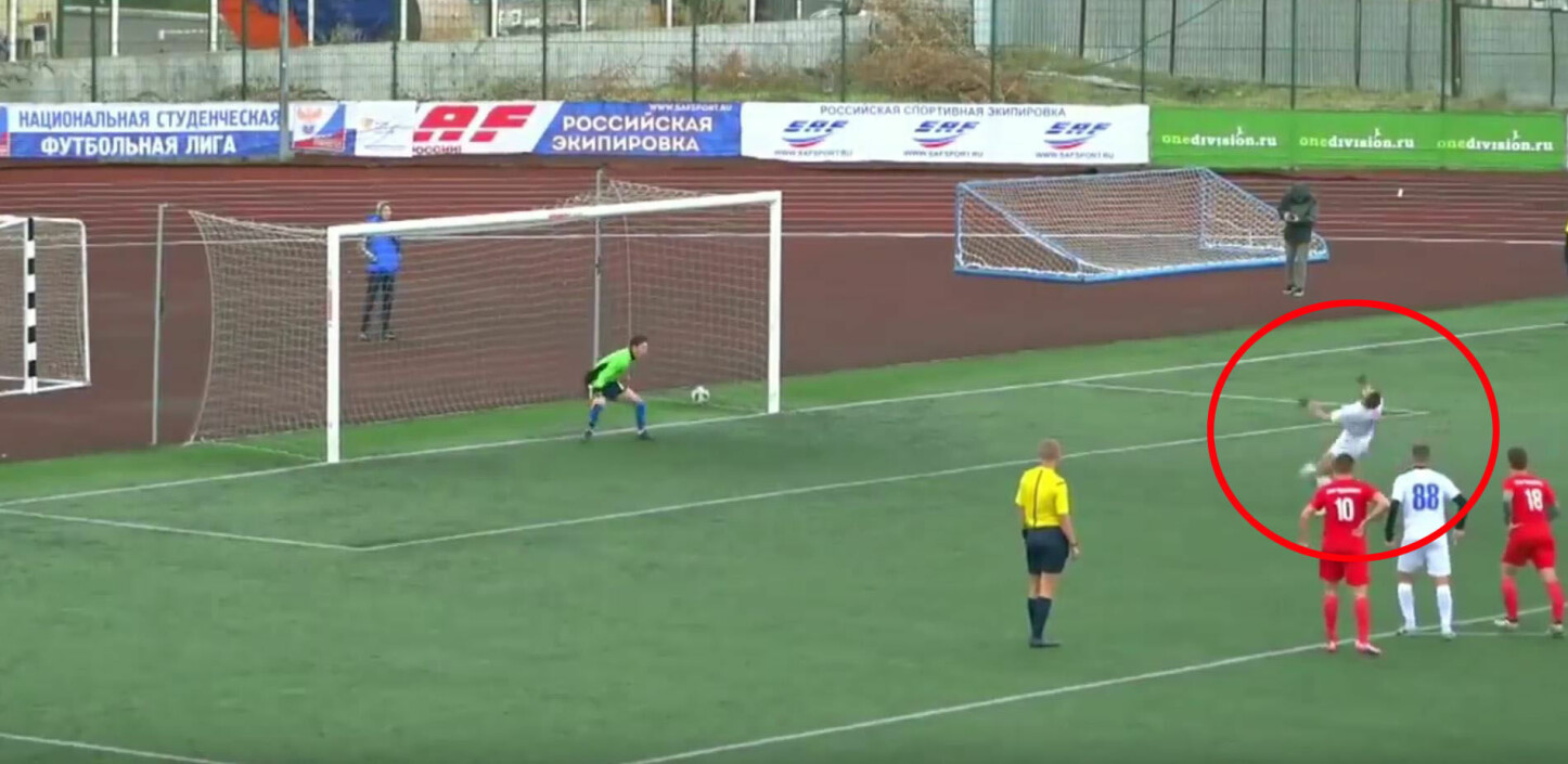 <b>FANTASTISK STRAFFESPARK: </b>Denne straffesparkvarianten er ikke vanlig kost - en backflip samtidig som man limer ballen i krysset. <b>FANTASTISK STRAFFESPARK: </b>Denne straffesparkvarianten er ikke vanlig kost - en backflip samtidig som man limer ballen i krysset.