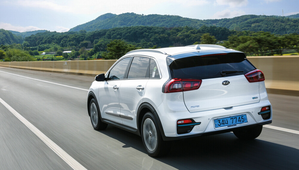 <b>UTSEENDE:</b> Endelig en rimelig elbil som ser bra ut. Kia e-Niro minner mer om en SUV enn en øko-bil, har plass til fire voksne og 451 liter bagasjevolum. <b>UTSEENDE:</b> Endelig en rimelig elbil som ser bra ut. Kia e-Niro minner mer om en SUV enn en øko-bil, har plass til fire voksne og 451 liter bagasjevolum.