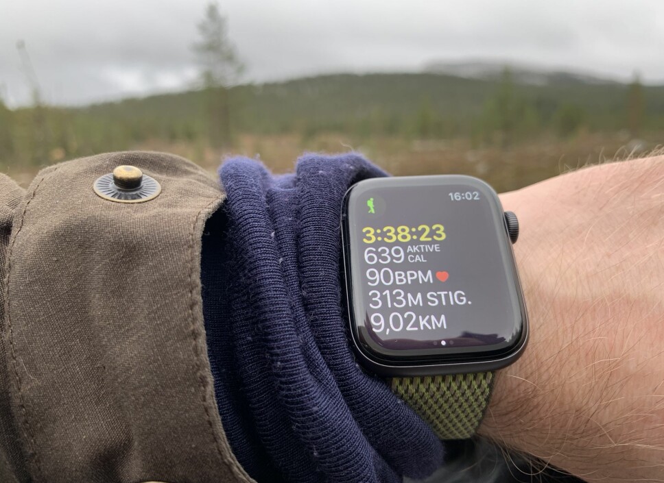 <b>FJELLTUR:</b> Med Watch OS 5 kom muligheten til å registrere en fjelltur i Apples innebygde aktivitetsapp. Med Apple Watch Series 4 er det null problem å se informasjonen på skjermen. En snaut fire timers tur gjør imidlertid sitt innhugg i batteritiden. <b>FJELLTUR:</b> Med Watch OS 5 kom muligheten til å registrere en fjelltur i Apples innebygde aktivitetsapp. Med Apple Watch Series 4 er det null problem å se informasjonen på skjermen. En snaut fire timers tur gjør imidlertid sitt innhugg i batteritiden.