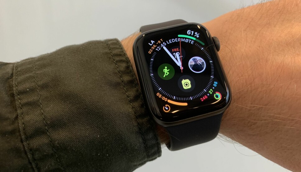 <b>INFOGRAPH:</b> Dette er en av de nye urskivene som utnytter arealet på Apple Watch Series 4. Det kan bli i overkant rotete, men er selvsagt smak og behag. Verre er det at det er lett å ufrivillig aktivere komplikasjonene lengst ut i hjørnene. <b>INFOGRAPH:</b> Dette er en av de nye urskivene som utnytter arealet på Apple Watch Series 4. Det kan bli i overkant rotete, men er selvsagt smak og behag. Verre er det at det er lett å ufrivillig aktivere komplikasjonene lengst ut i hjørnene.
