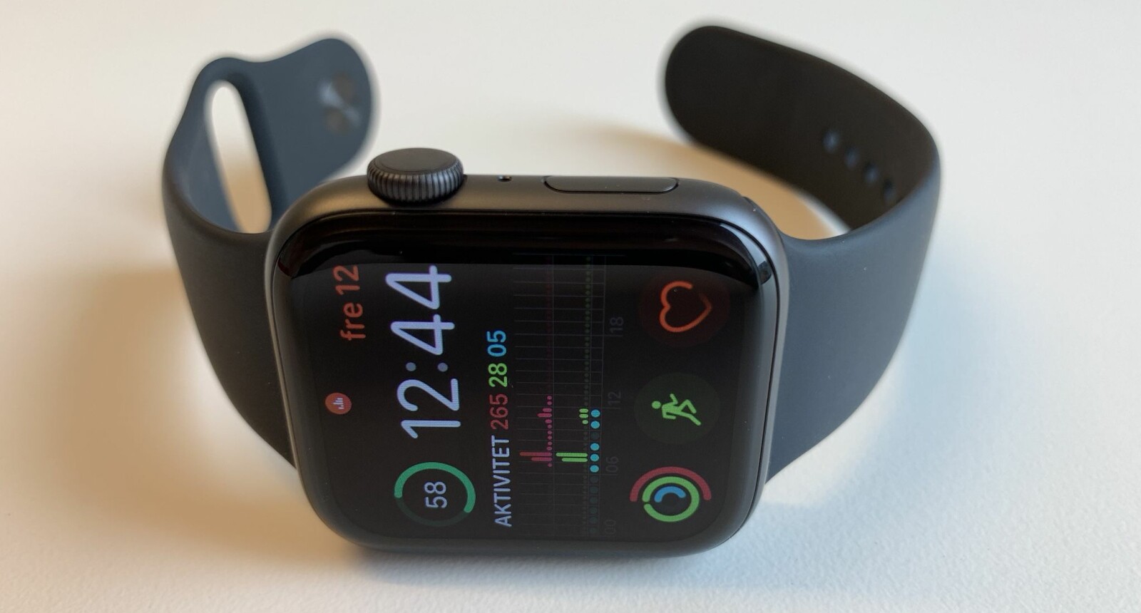 <b>NY APPLE WATCH:</b> Apple Watch Series 4 har for første gang fått en designendring. For første gang gir klokken en tilnærmet problemfri brukeropplevelse også. <b>NY APPLE WATCH:</b> Apple Watch Series 4 har for første gang fått en designendring. For første gang gir klokken en tilnærmet problemfri brukeropplevelse også.