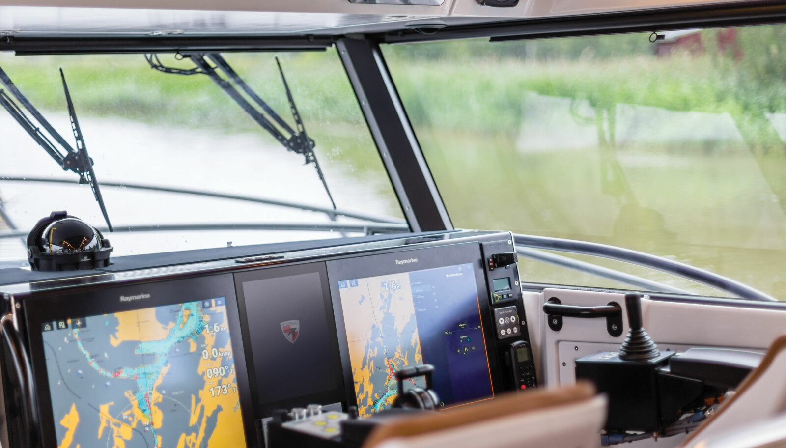 AXIOM: Førerplassen har store skjermer og utstyr fra Raymarine. AXIOM: Førerplassen har store skjermer og utstyr fra Raymarine.