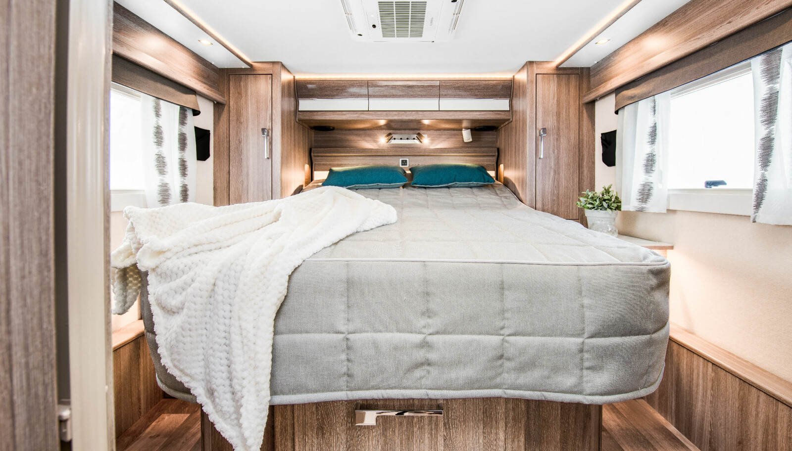 SENGELØSNINGER: Imperial i860 tilbys med en raus queens bed. SENGELØSNINGER: Imperial i860 tilbys med en raus queens bed.