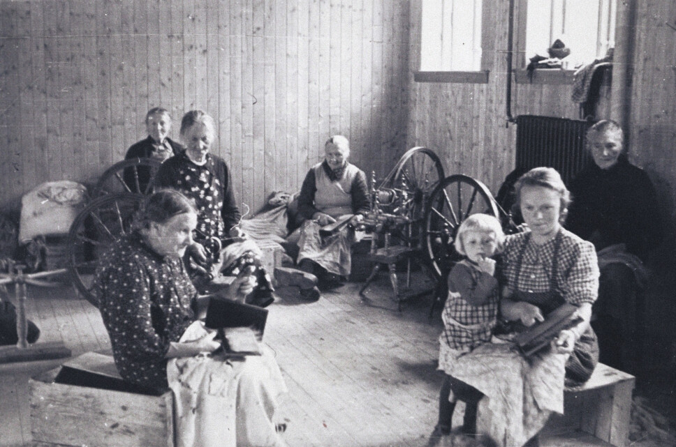<b>Kvinnene og barna:</b> De
måtte bli på en folkehøyskole i
Hardanger, til de i mai 1944 fikk
lov til å dra sin vei. Hjem kunne
de ikke reise, for hele Telavåg
var brent ned eller sprengt. <b>Kvinnene og barna:</b> De
måtte bli på en folkehøyskole i
Hardanger, til de i mai 1944 fikk
lov til å dra sin vei. Hjem kunne
de ikke reise, for hele Telavåg
var brent ned eller sprengt.