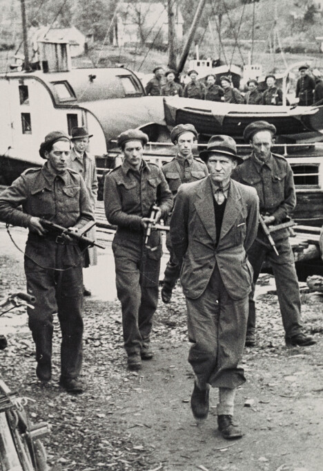 <b>Etterpå:</b> Den tidligere
betjenten Johan Bjørgan fra det
norske nazipolitiet blir
sommeren 1945 tatt i land i
Telavåg under skarp bevoktning. <b>Etterpå:</b> Den tidligere
betjenten Johan Bjørgan fra det
norske nazipolitiet blir
sommeren 1945 tatt i land i
Telavåg under skarp bevoktning.