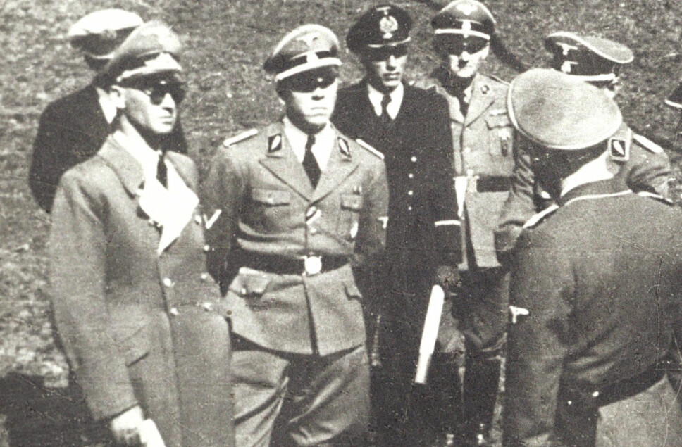 <b>RIKSKOMMISSÆR:</b> Josef Terboven (t.v.)
inspiserer Telavåg fire dager etter
de dramatiske hendelsene. SS-offiseren
midt i bildet er Carlo Otte
fra Reichskommisariat. <b>RIKSKOMMISSÆR:</b> Josef Terboven (t.v.)
inspiserer Telavåg fire dager etter
de dramatiske hendelsene. SS-offiseren
midt i bildet er Carlo Otte
fra Reichskommisariat.