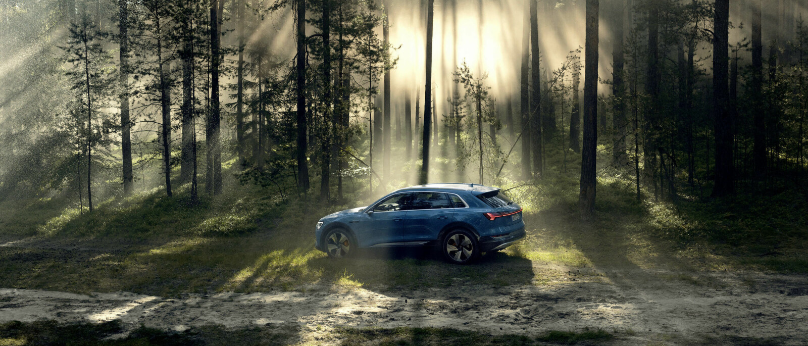 Når Audi melder seg på i elbil-klassen er det med en fullverdig familie-SUV. Det har ikke gått upåaktet hen i Norge. Når Audi melder seg på i elbil-klassen er det med en fullverdig familie-SUV. Det har ikke gått upåaktet hen i Norge.