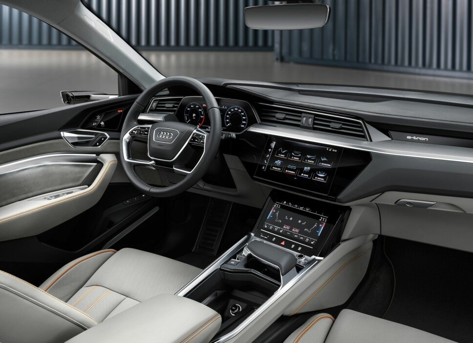 Bortsett fra girspaken og sidespeilene kjenner vi igjen det meste innvendig fra andre Audi-modeller. Bortsett fra girspaken og sidespeilene kjenner vi igjen det meste innvendig fra andre Audi-modeller.